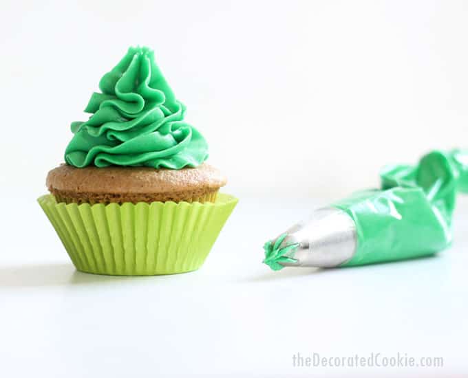 CHRISTMAS TREE CUPCAKES  with frosting bag 
