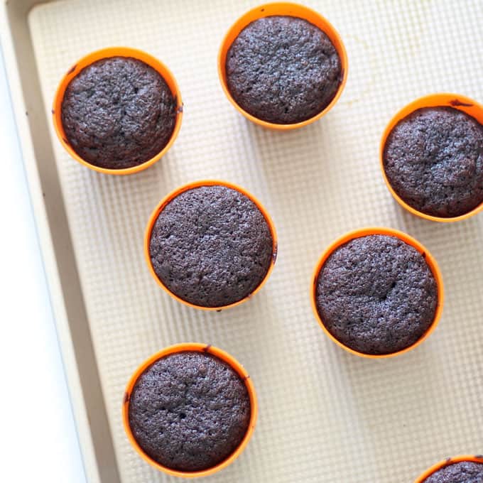 ONE-BOWL CHOCOLATE CUPCAKES AND CHOCOLATE BUTTERCREAM FROSTING -- Moist, flower pot Easter cupcakes with free Easter printables